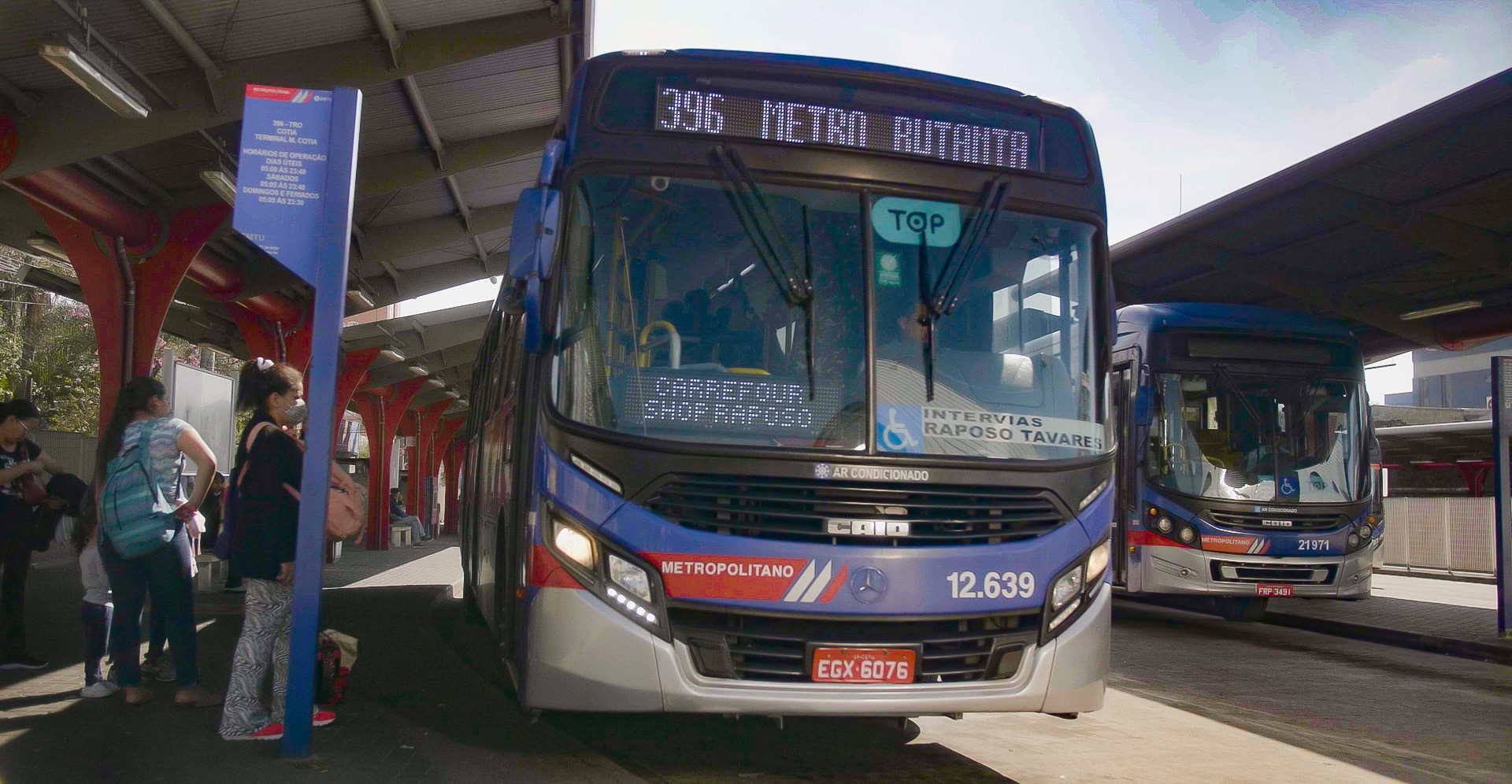 ônibus emtu no terminal